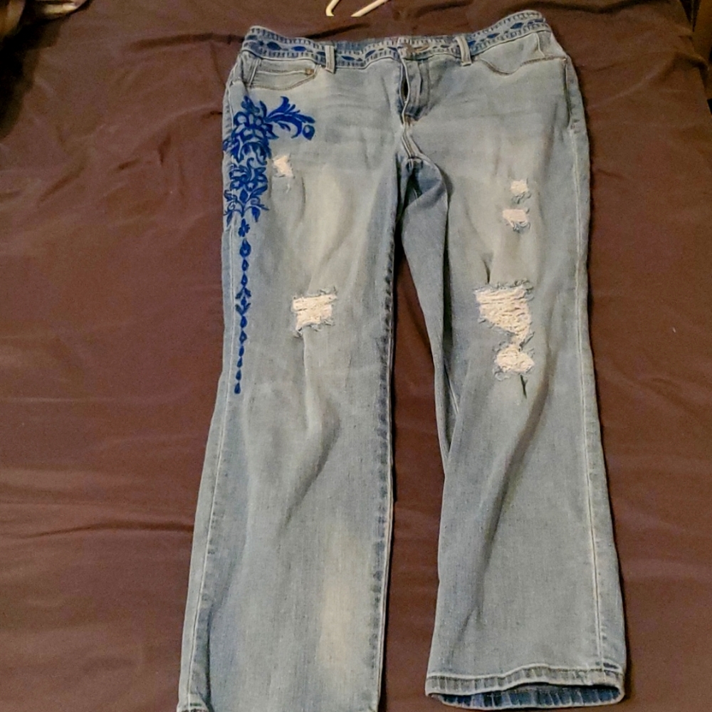 Embroidery Capri jeans